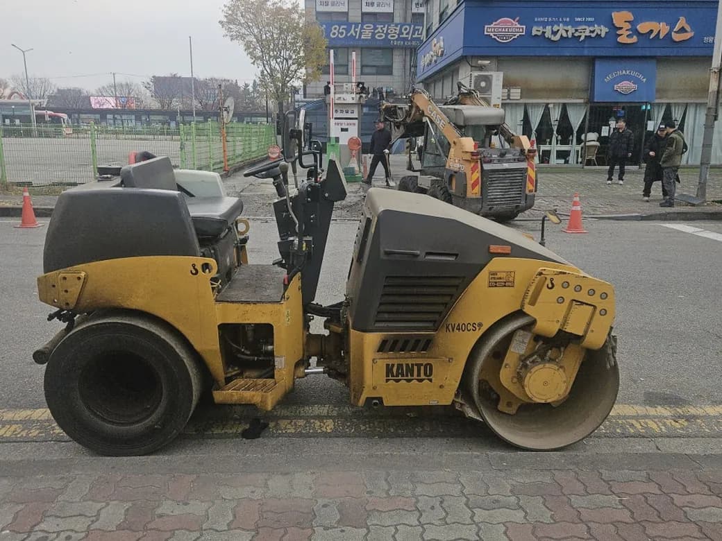 롤러로 아스콘 포장을 다지는 현장